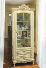 Классический деревянный шкаф из массива